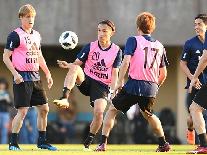 宇佐美貴史は西野監督の“スペシャル”。地面にはいつくばったこの2年。＜Number Web＞ photograph by Asami Enomoto