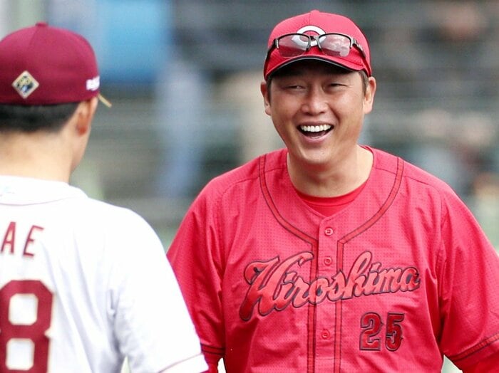 笑顔が減った？ 難題直面のカープ新井貴浩監督「若い選手を使いたいけど…」進まない世代交代で冴える“調律師”の技＜Number Web＞ photograph by JIJI PRESS