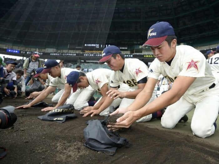 《素朴な疑問》甲子園の土はなぜ“ブランド化”した？ 最初に持ち帰った高校球児は誰か？ 72年前の夏「気づいたらポケットに土が…」＜Number Web＞ photograph by KYODO