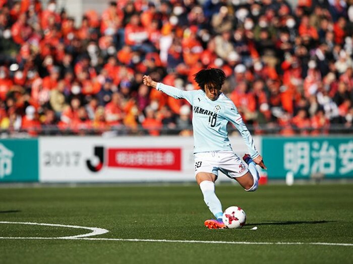 敵の隙も、味方の隙も、壁の隙間も。俊輔は「空白の瞬間」を見逃さない。＜Number Web＞ photograph by J.LEAGUE PHOTOS