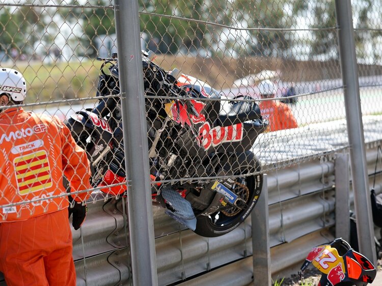 遠藤記者、危機一髪！…コースサイドで遭遇したMotoGPマシンの激しい