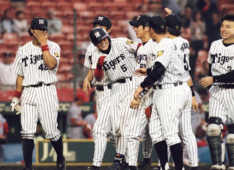 新庄剛志（しんじょう・つよし）／1972年1月28日生、福岡県出身。'90年にドラフト5位で阪神入団。'01年にメッツに移籍。ジャイアンツでもプレーし、'04年北海道日本ハムファイターズで日本球界に復帰し、'06年に現役引退。阪神通算打率.249、145本塁打、518打点、955安打。'22年からは日本ハム監督　©KYODO