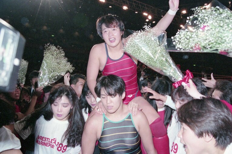 引退記念試合にて、ライオネス飛鳥に担がれ花道を進む長与千種 ／ photograph by 東京スポーツ新聞社