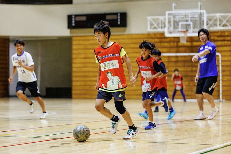 地元の小学生向けに、社会･経済の仕組みや為替変動を分かりやすく学ぶ野村證券小岩支店による体験型授業「まなぼう教室」と南葛SCによるサッカー教室、二部構成のイベントを開催　©Kiichi Matsumoto