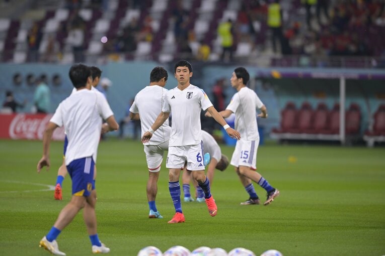 スペイン戦、試合前の遠藤　©Koki Nagahama/JMPA