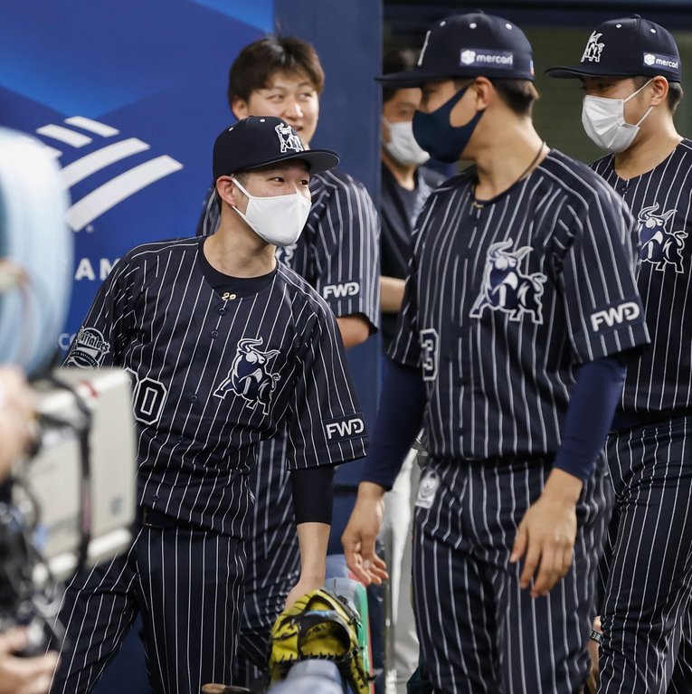 「背番号00」のユニフォーム姿で円陣に参加した西浦　©︎KYODO