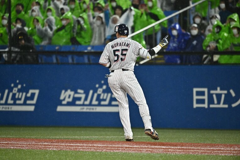 スタンドインを確認し、一塁方向にバットを投げる　©︎Hideki Sugiyama