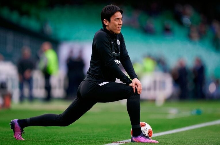 フランクフルトとの契約を2027年まで延長した長谷部。現役にこだわり続ける一方で、指導者としての感覚も少しずつ身に付けているようだ ／ photograph by Getty Images