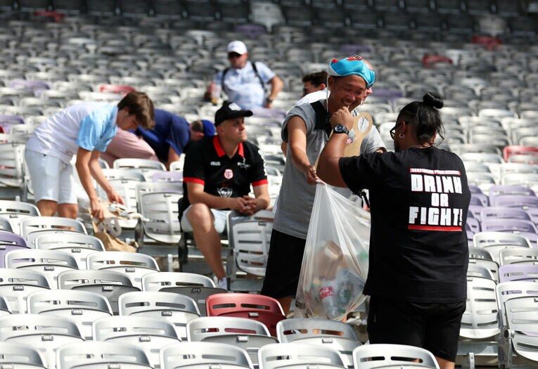 ゴミ拾いする日本人ファン（チリ戦で）　©Getty Images