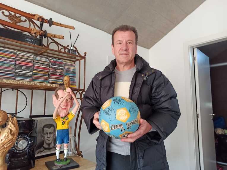 1997年のJリーグ初制覇の際にジュビロ磐田が作製した記念ボールを手に（全27枚中の14枚目）　©Hiroaki Sawada