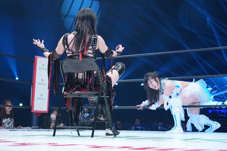 イスに座って玖麗さやかを挑発する上谷沙弥　©Essei Hara