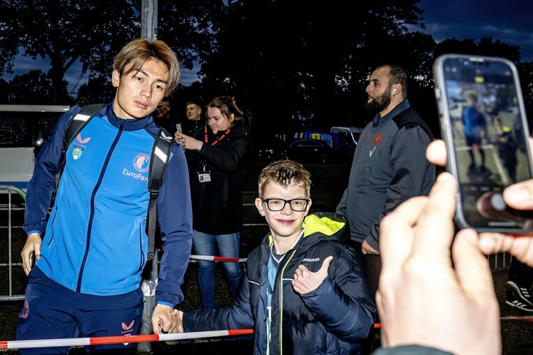 オランダ現地の子供の写真撮影に応じる上田綺世　©︎Pro Shots/AFLO