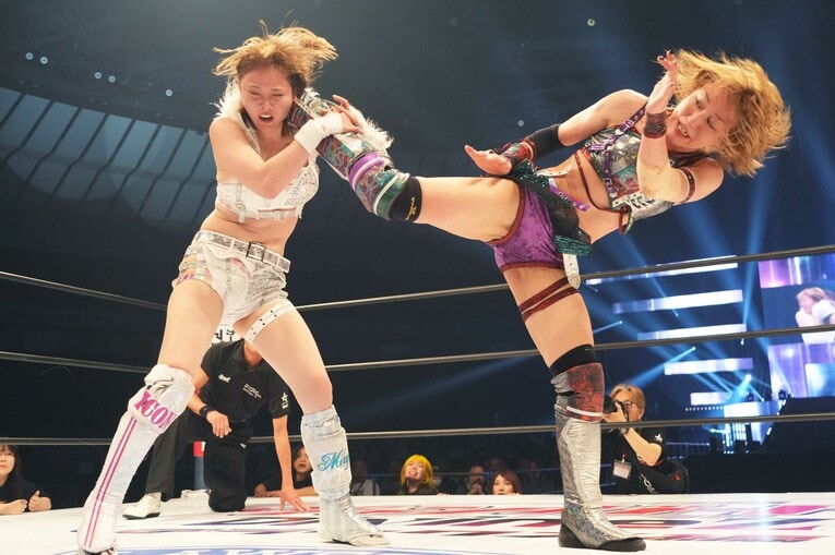 岩谷麻優の側頭部にハイキックを入れる朱里　©Essei Hara