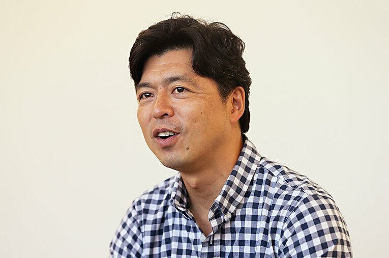 アイルランド戦の実況に、4年前と同じネクタイで臨んだというNHK豊原アナウンサー。時間を積み重ねてきたものを使うのがルーティンだ。 ／ photograph by Shigeki Yamamoto