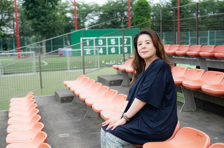 かつて“Jリーグのお荷物”と揶揄された浦和レッズ。Jリーグ開幕前からクラブで働く村瀬佳代さんは、どんな思いで仕事に励んできたのか ／ photograph by Miki Fukano