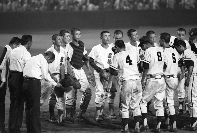 1979年8月16日、箕島対星稜。延長18回、3時間50分の試合終了後　©JIJI PRESS