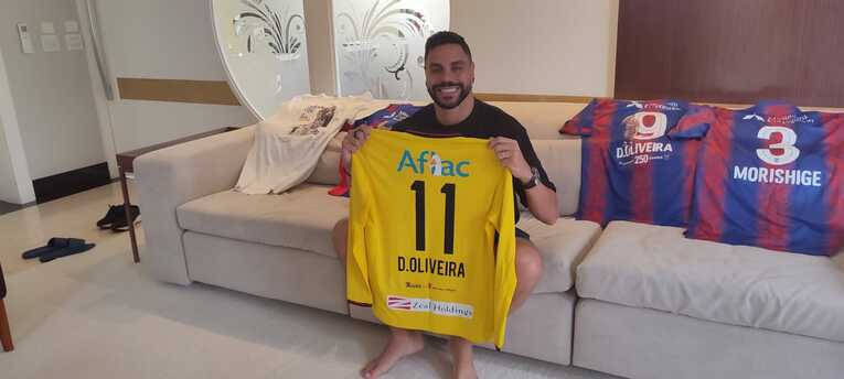 柏時代のユニフォームを手に ©Hiroaki Sawada