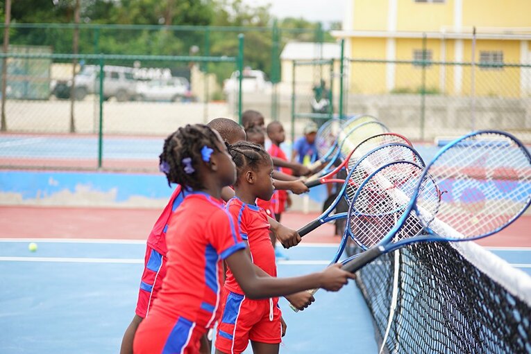 テニスを行う子どもたち　©Osaka Foundation