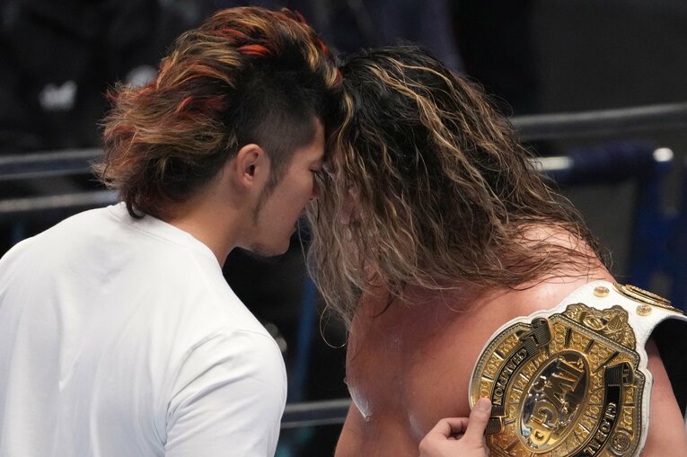 顔を突き合わせる上村優也と辻陽太　©Masashi Hara