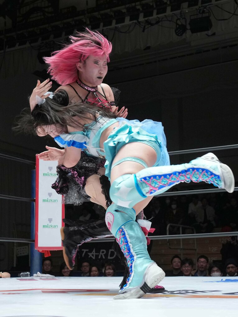 スピアタックルを吏南に放つ玖麗さやか　©Essei Hara