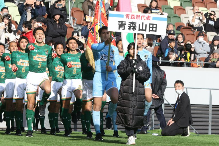 開会式では青森の名産りんごを手に入場した青森山田イレブン。初戦は31日、激戦区・福岡を勝ち進んできた飯塚高と対戦する　©︎Takahito Ando