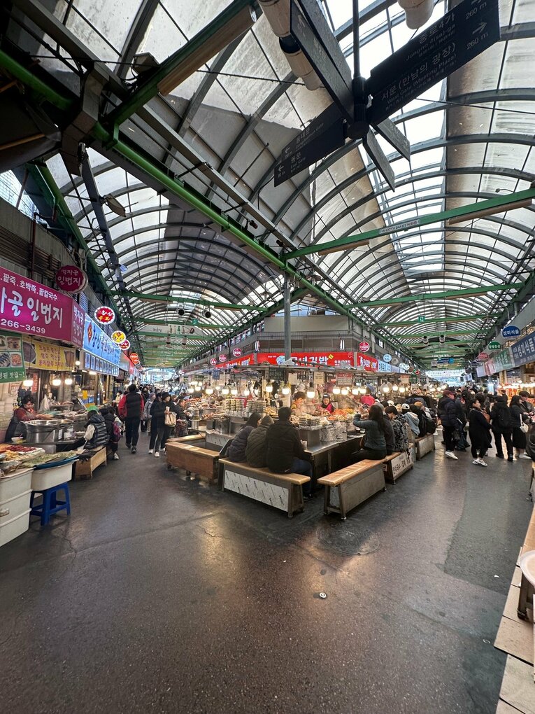 屋台やお土産屋でにぎわうローカルな広蔵市場。職場の人へのお土産を買う