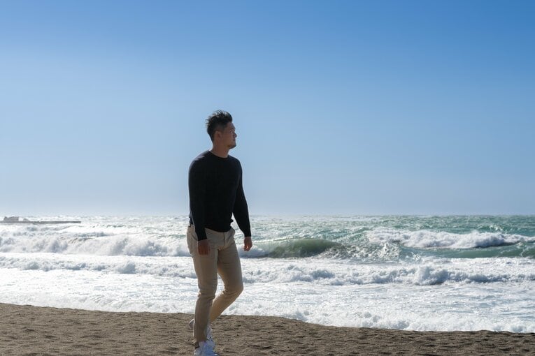 荒波を眺めながら歩く　©Shiro Miyake