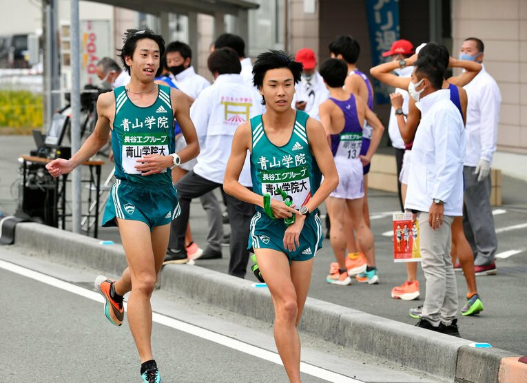 11月の全日本大学駅伝7区を1位で終え、吉田圭太（右）にたすきを渡す神林　©KYODO