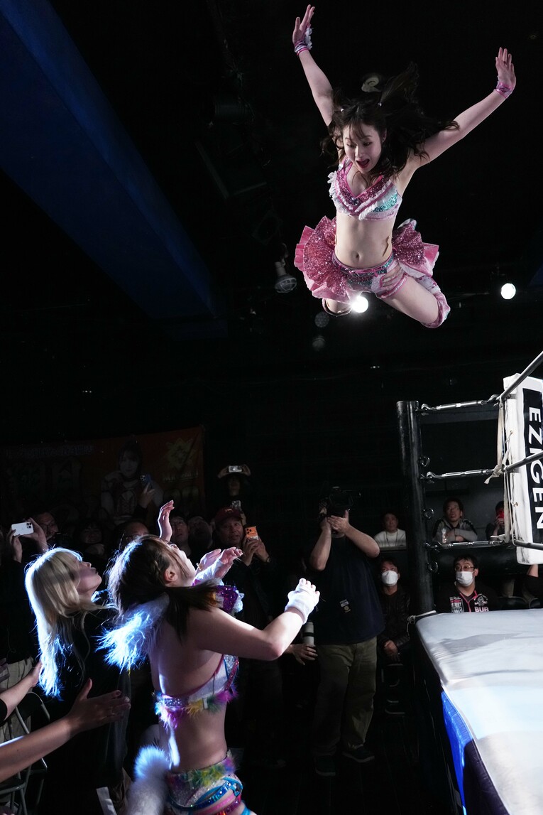 岩谷麻優にプランチャを放つ南小桃。1月24日、後楽園ホール　©Essei Hara