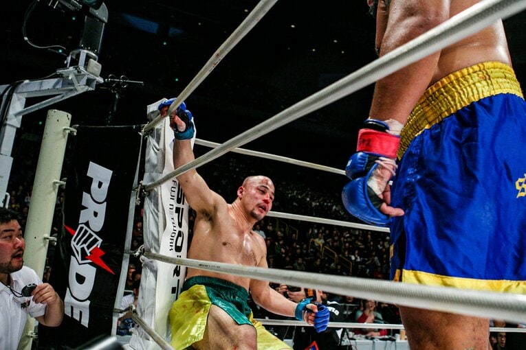 強烈なパンチで西島洋介を沈めた　©Susumu Nagao