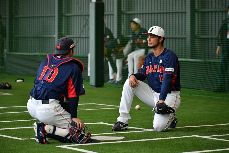 動きを交えながら甲斐に捕球について考えを伝えるダルビッシュ　©︎Hideki Sugiyama