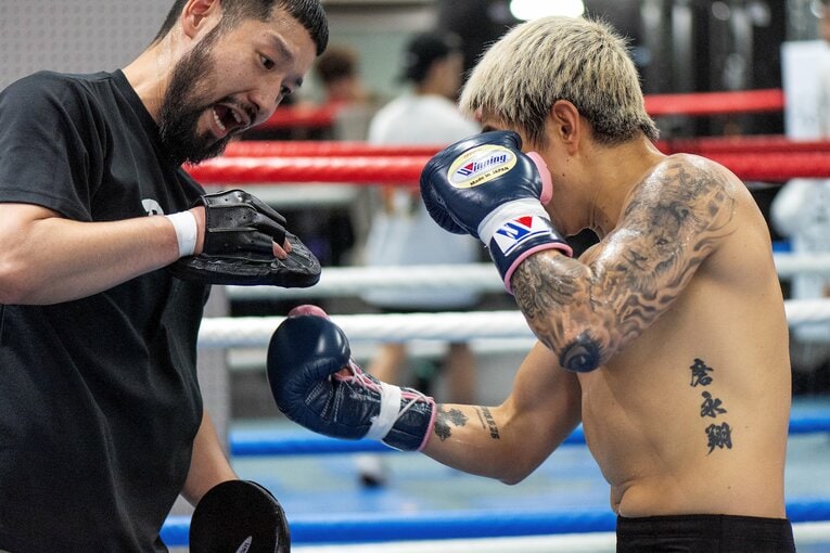 井岡一翔のミット打ち　©Takashi Shimizu