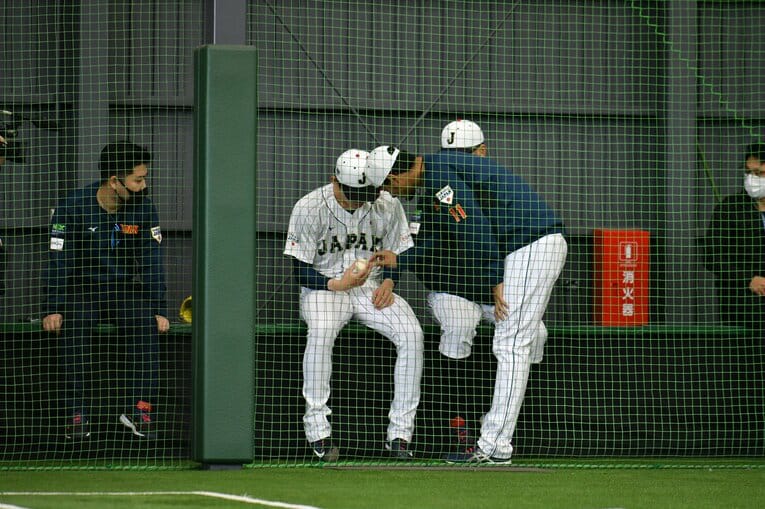 佐々木朗希に丁寧に球の握りを伝えるダルビッシュ　©Hideki Sugiyama