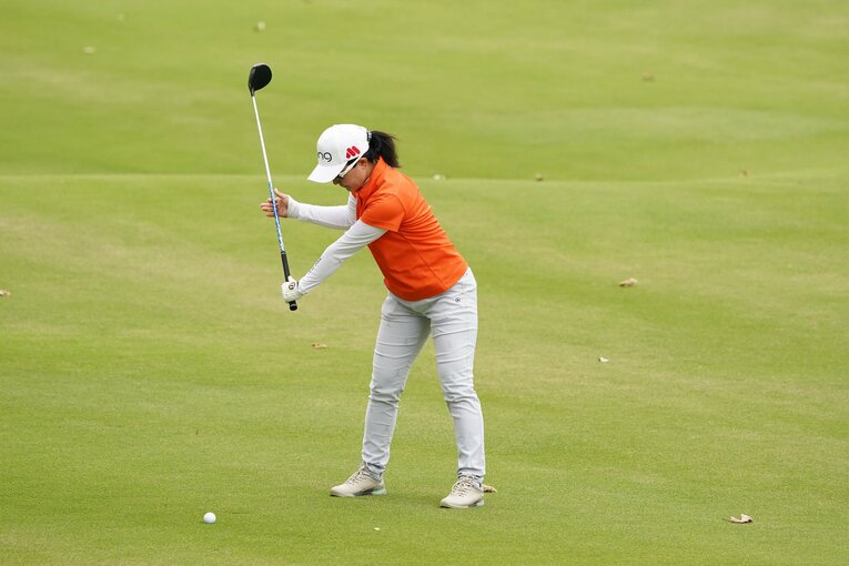 ショットを打つ前にスプリットハンドで素振りをする上原　©︎Shizuka Minami