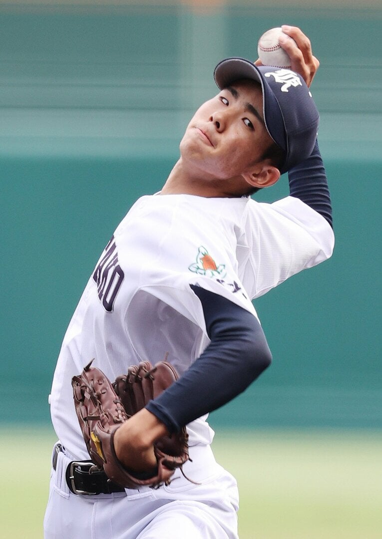 今年の甲子園初戦、力投する佐賀北先発の稲富理人　©JIJI PRESS