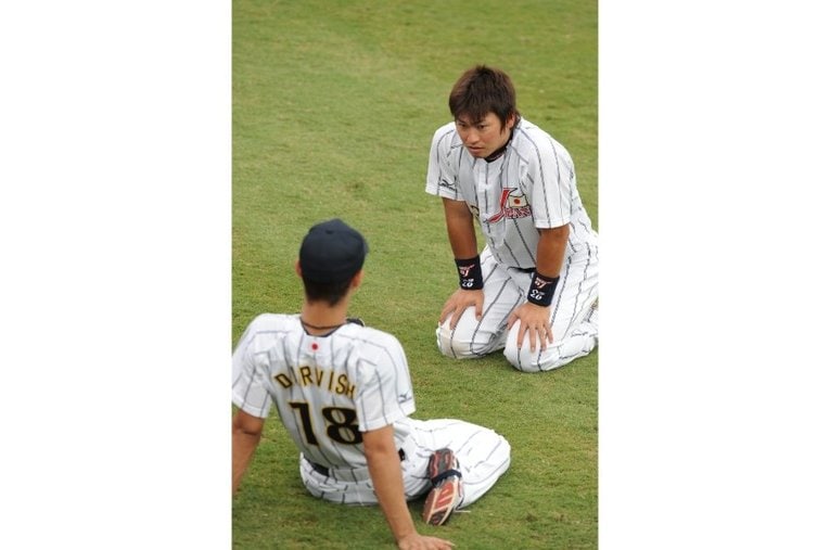 08年北京五輪、ダルビッシュの前でなぜか正座　©JMPA