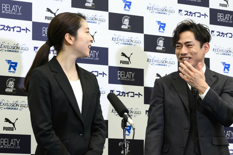 何度も視線を交わし合う2人（スクロールすると他の写真もご覧になれます）　©Asami Enomoto