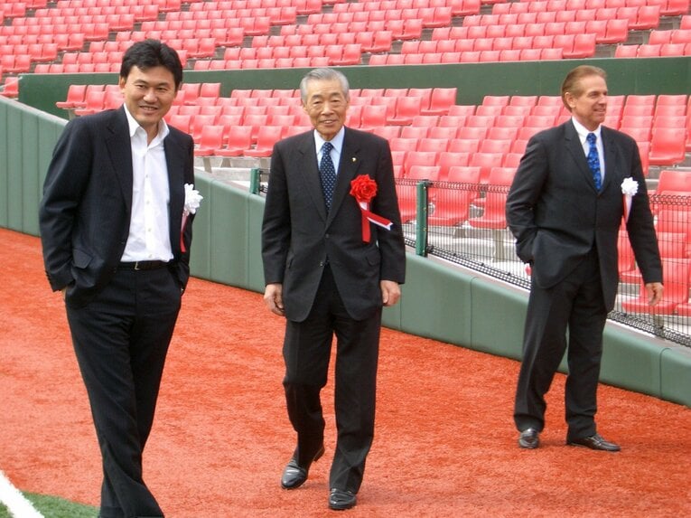 2005年3月、完成式が行われた楽天のスタジアムを視察する三木谷オーナー　©JIJI PRESS