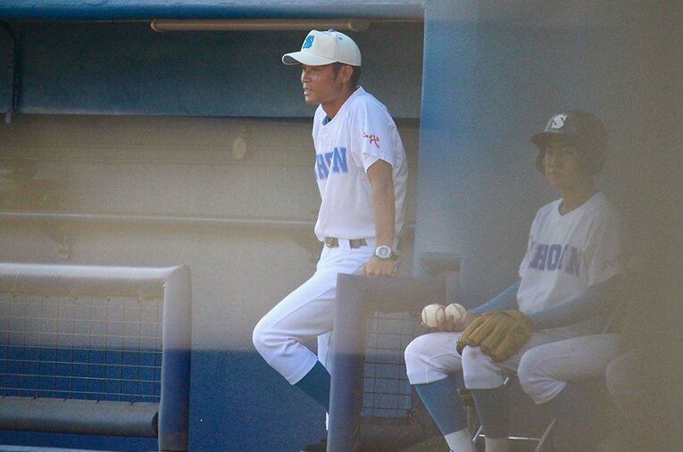 選手たちの成長を見つめる八千代松陰・兼屋辰吾監督。強豪揃いの千葉大会の中で、堂々のベスト4入りを果たした。 ／ photograph by Yu Takagi