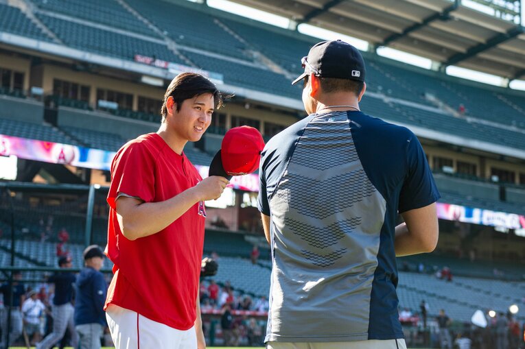 2019年、エンゼルス時代の大谷とマリナーズ時代の菊池の仲良しショット（全3枚中の1枚目）　©Nanae Suzuki
