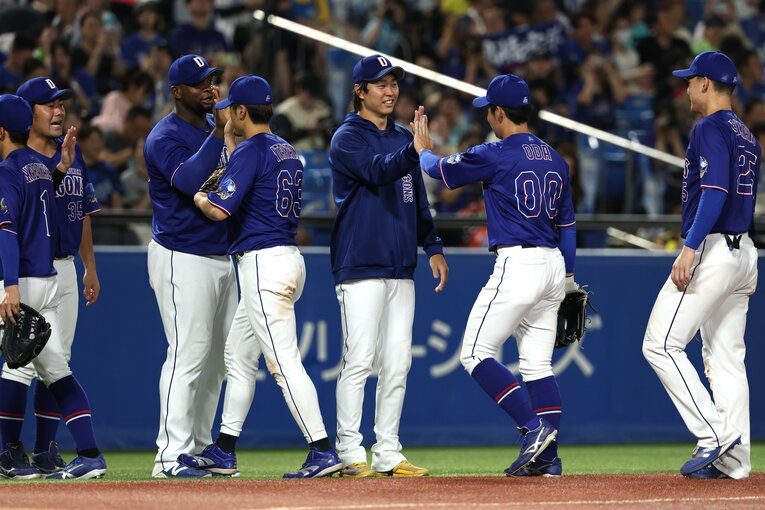 復活の1勝を挙げて喜ぶ高橋宏斗　©JIJI PRESS