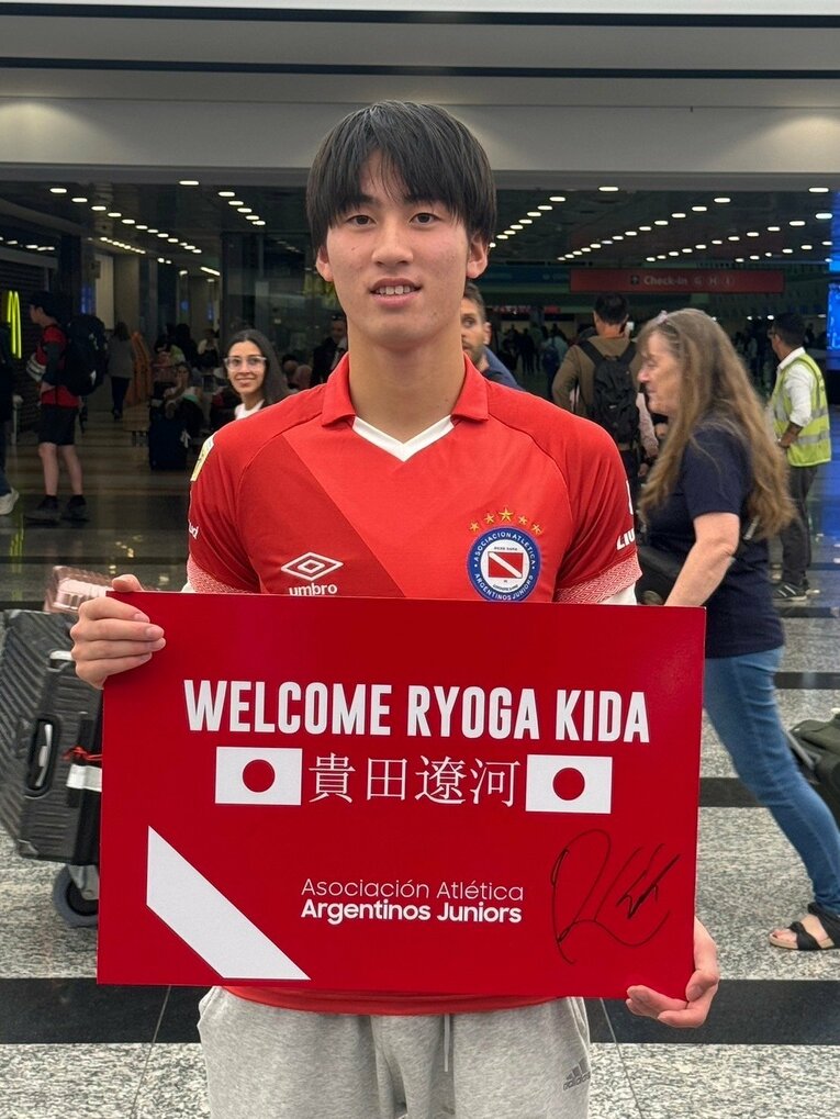 アルゼンチンで歓迎される貴田遼河（写真／Simpre提供）