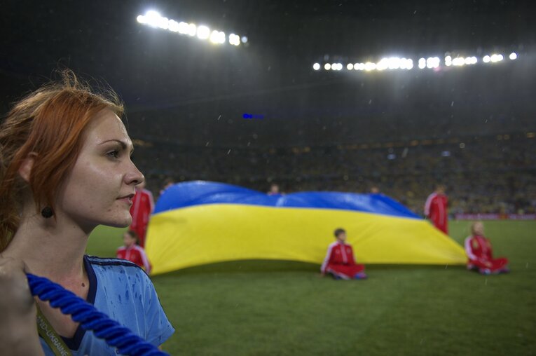 EUROにいた美しい女性サポーターの応援姿（50枚超）　©Sports Graphic Number