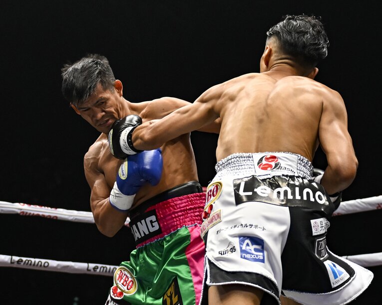 武居由樹の左ロングフックがユッタポンのアゴをとらえた瞬間　©Hiroaki Finito Yamaguchi