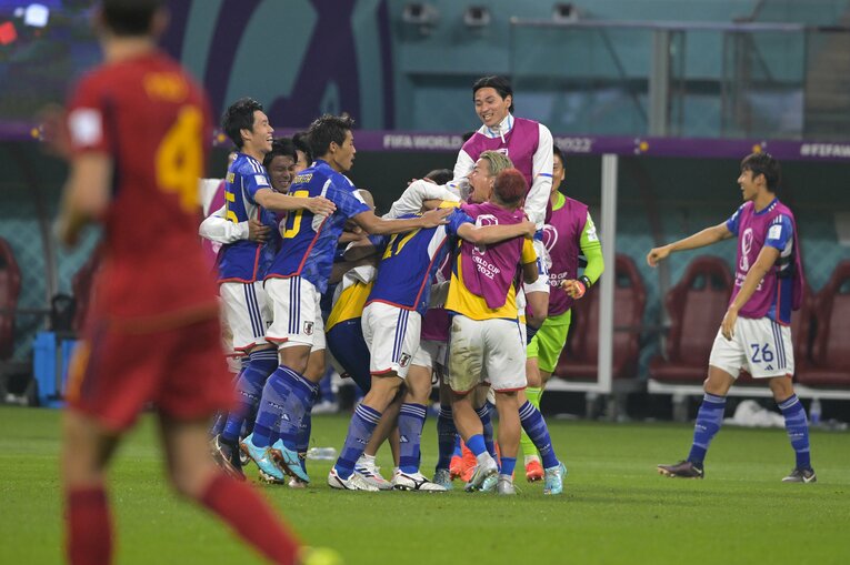 田中を祝福するメンバーたち（奇跡のゴールシーン　52／57）©Koki Nagahama/JMPA