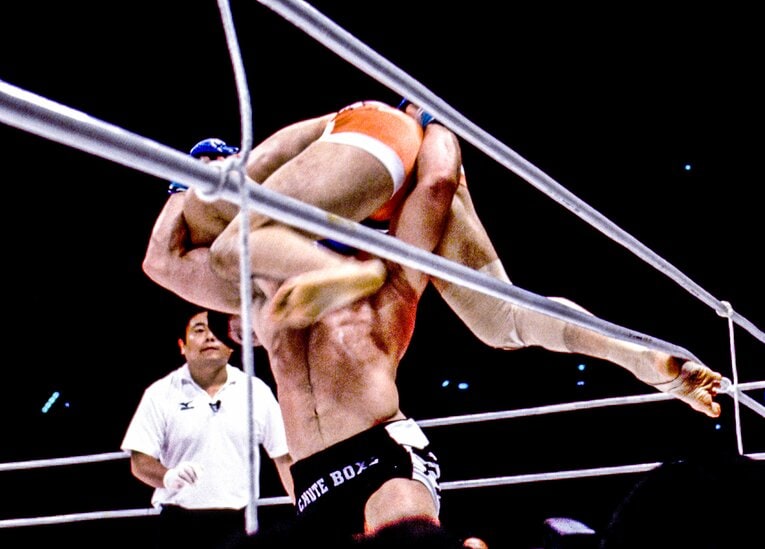 桜庭を高々と担ぎ上げて投げをうつシウバ