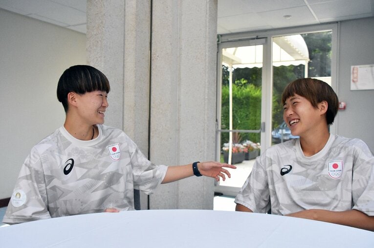 合宿中、NumberWebの対談に応じてくれた藤野あおば（左）と浜野まいか　©JFA/PR