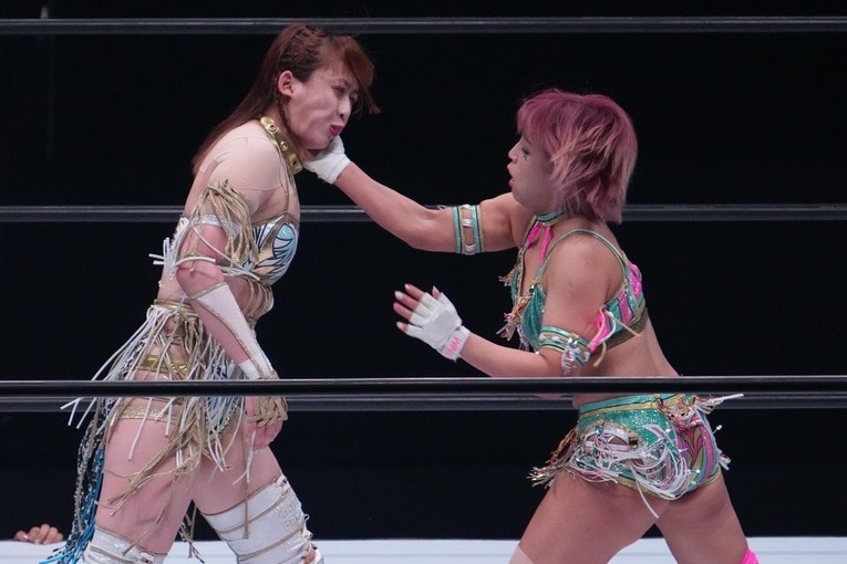 上谷沙弥に張り手を叩き込む白川未奈