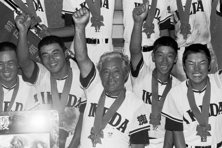 1982年、夏の甲子園で初優勝を果たした蔦文也監督と池田高校の選手たち　©AFLO