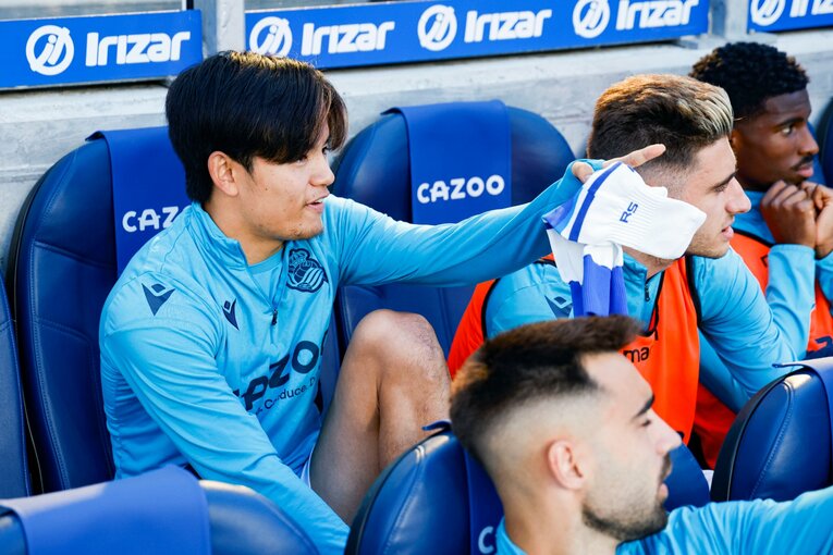 「クボはノルマル（普通）よ」辛口おばあちゃんにバルで遭遇も…カメラマンが撮った久保建英21歳の“軽快ドリブル＋母・祖母のような愛”(56)